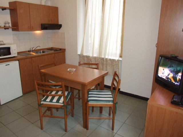 Coccodrillo Hotel & Apartments Варацце Экстерьер фото